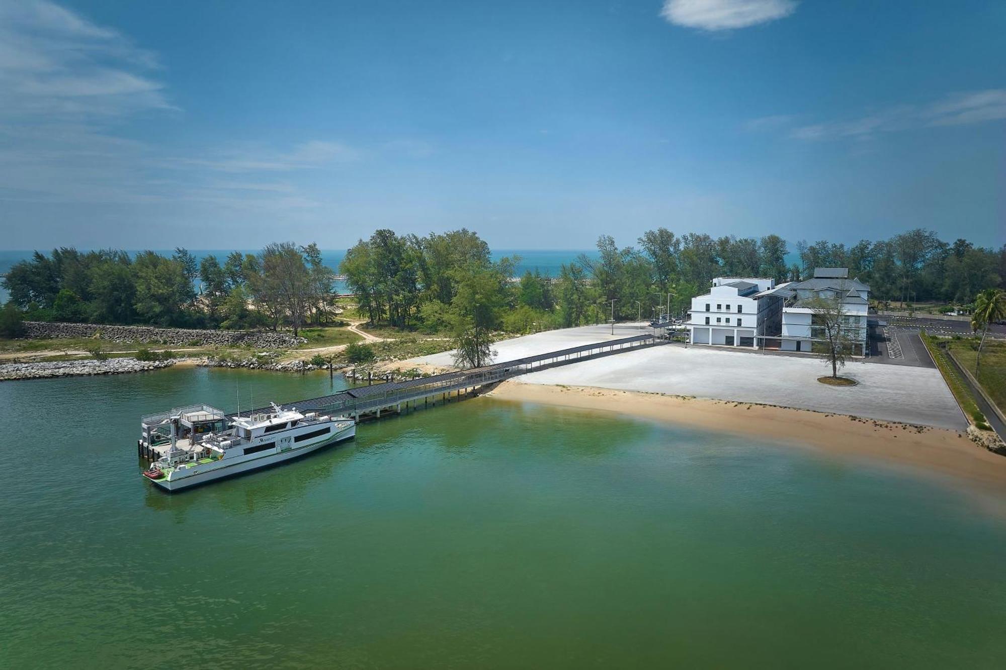 Отель Fairfield By Marriott Kuala Besut Экстерьер фото